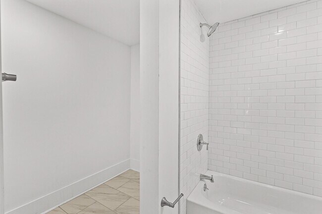 Building Photo - 409 W 1st St
