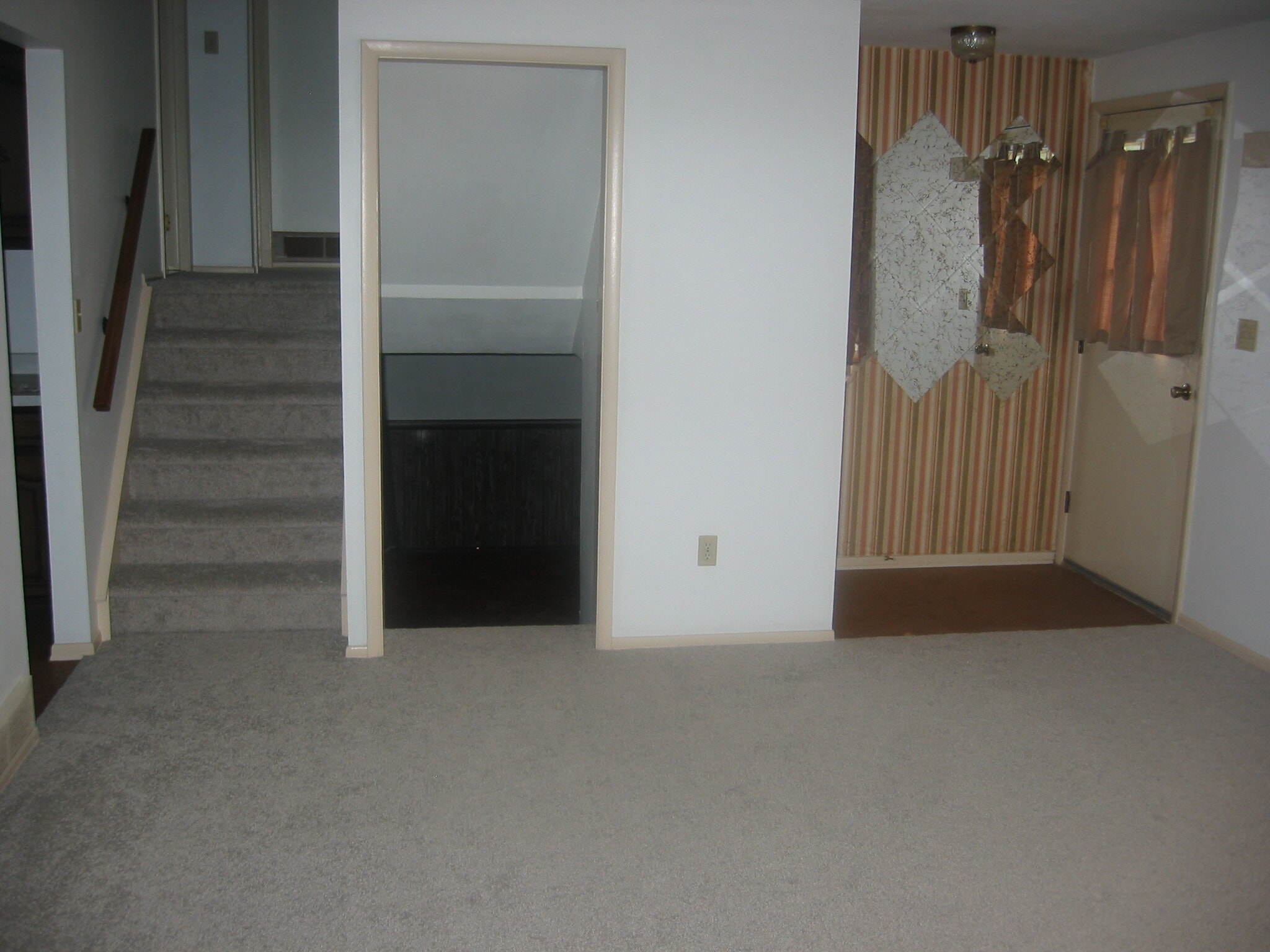 Stairways & foyer - 8258 Larkspur Dr