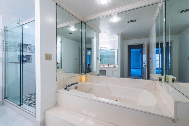 Building Photo - 27301 Plantation Dr NE