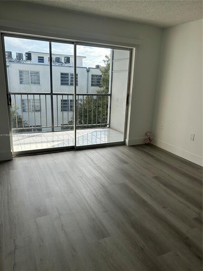 Building Photo - 1250 NE 125th St