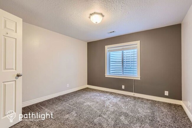 Building Photo - 193 1375 N