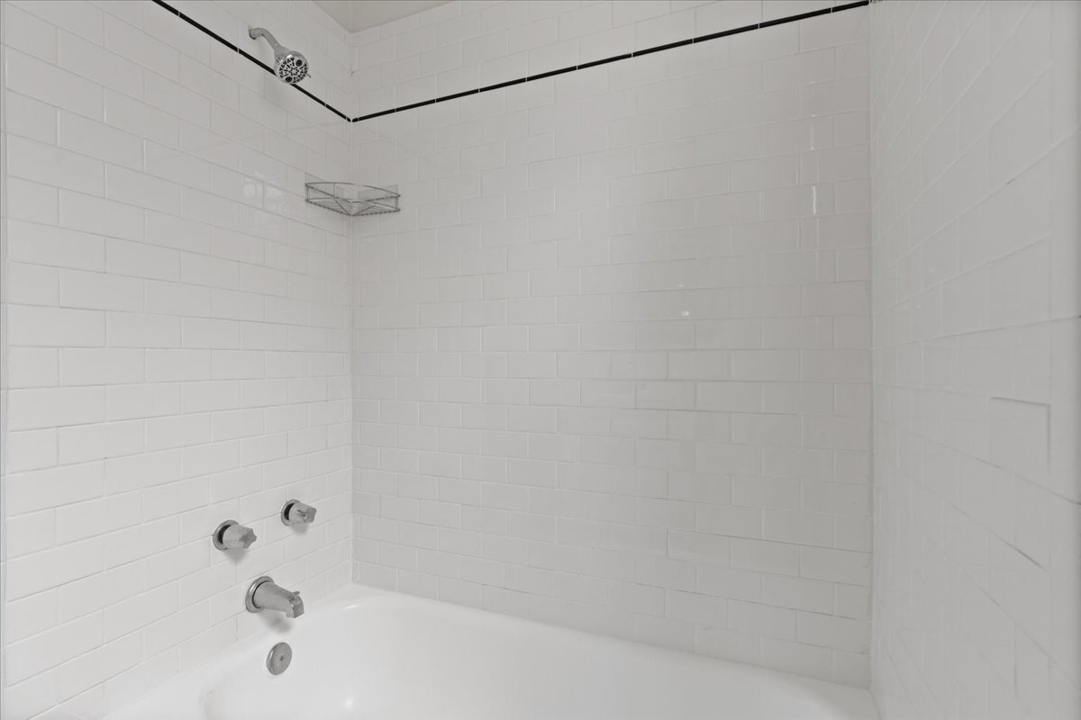 Building Photo - 2338 N Avers Ave