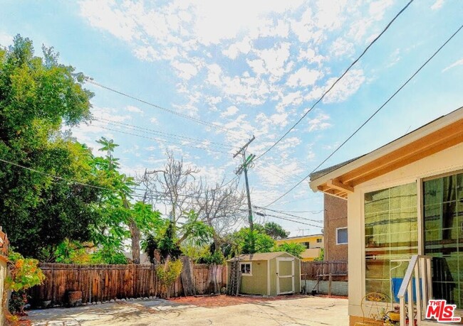 Building Photo - 416 Serrano Ave