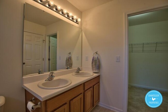 Building Photo - 1725 TW Alexander Dr