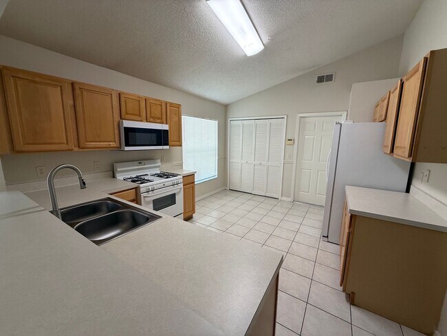 Building Photo - 12464 Castlemain Trail