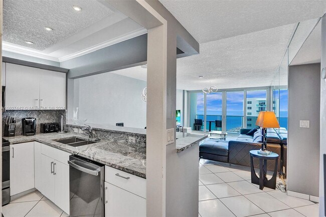 Building Photo - 3725 S Ocean Dr