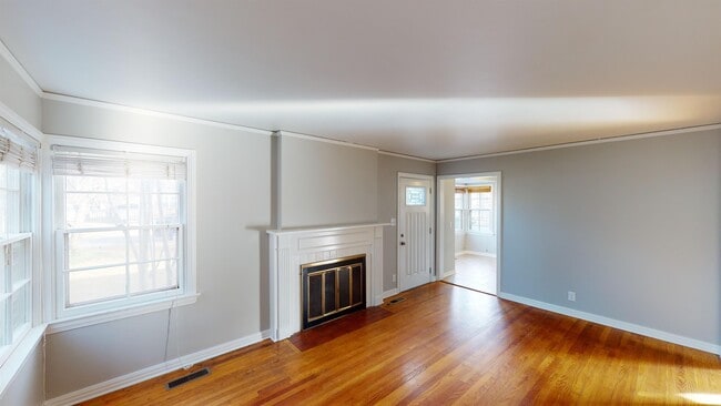 Building Photo - 218 E 33rd Pl