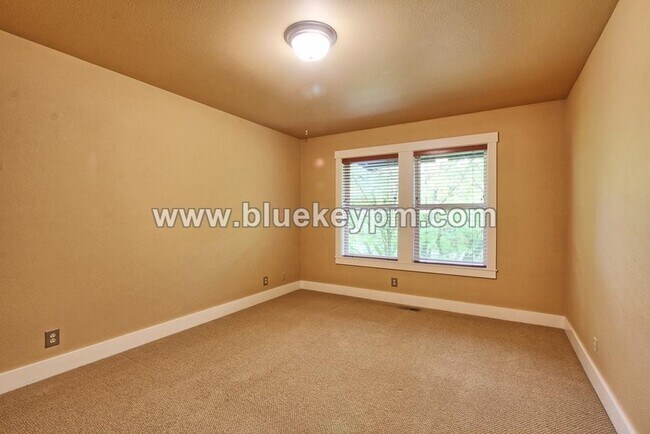 Building Photo - 3 Bed, 2 Bath, 1 Acre Home in Ridgefield, WA