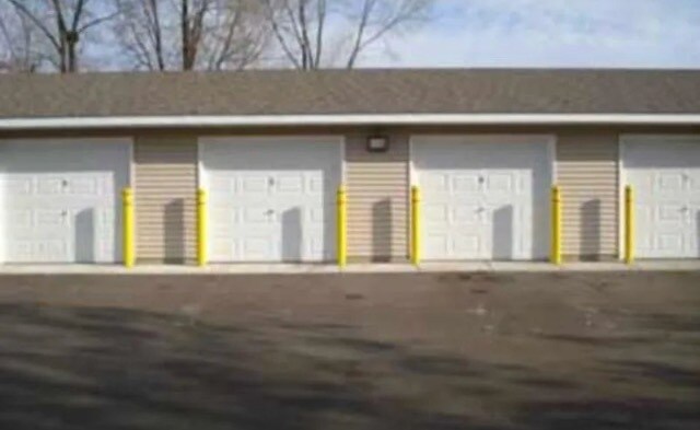 Garage - 609 Market St S