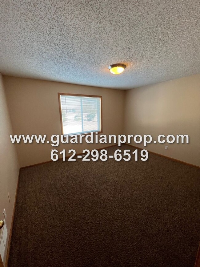 Building Photo - Townhouse Available May 1, Vaulted Ceiling...