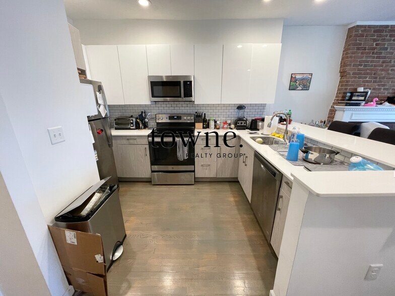 Building Photo - 1402 Beacon St