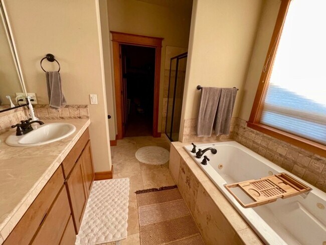 Building Photo - 4 Bedroom Home For Rent In Cascade Locks