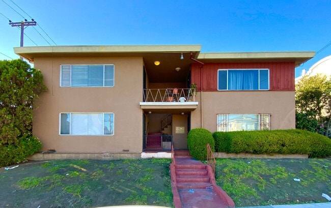 Building Photo - NEWLY RENOVATED Unit, w/ HIGH CEILINGS, Sp...