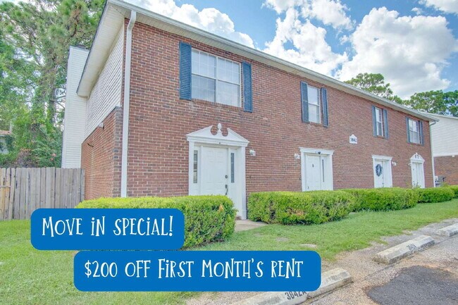Building Photo - Charming Townhome with Fireplace & Fenced ...
