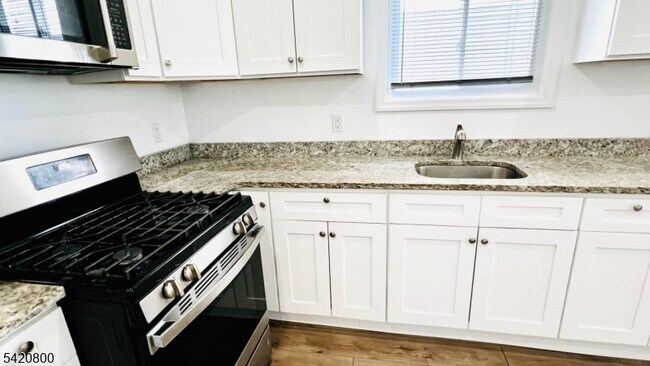 Building Photo - 473 Grove St