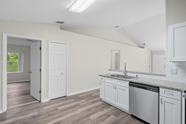 Building Photo - Popular Palm Harbor location