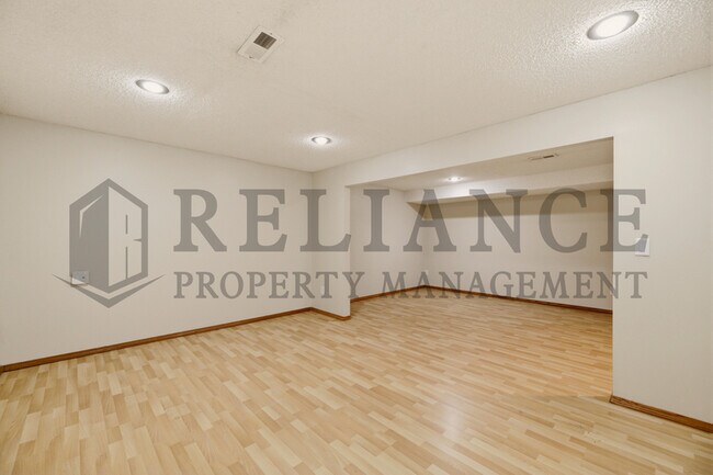 Building Photo - 2770 N Parkridge Ct