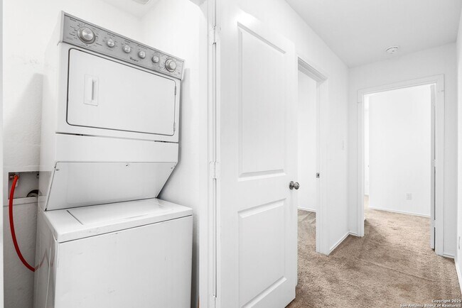 Building Photo - Charming Home Awaits: Spacious & Modern Living in a Prime Location