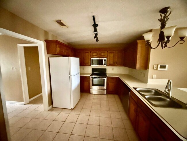 Building Photo - 4631 Inwood Dr