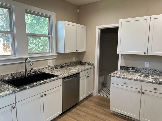 Building Photo - Remodeled Downtown Home!