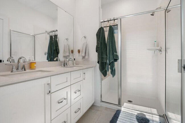 Building Photo - Stunning Like-New Townhome in Prime South Durham Location!