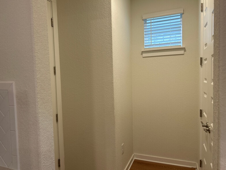 Building Photo - Room in House on Ruger Pass