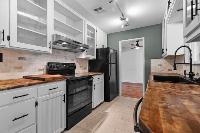 Building Photo - Large Family Home