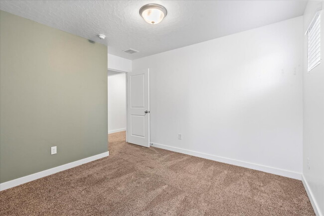 Building Photo - *$500 MOVE-IN SPECIAL* Charming 3-Bedroom ...