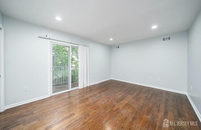 Building Photo - 22 Linden Ave