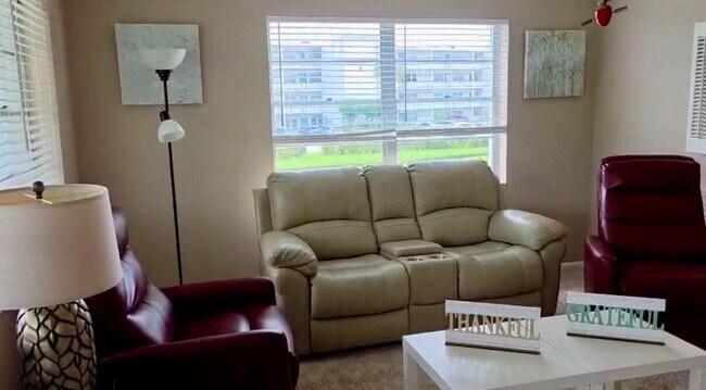 Building Photo - 226 Windsor J