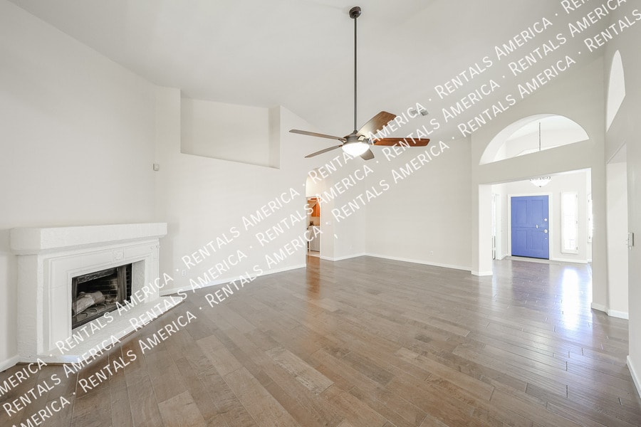 Building Photo - 1635 W Wisteria Dr