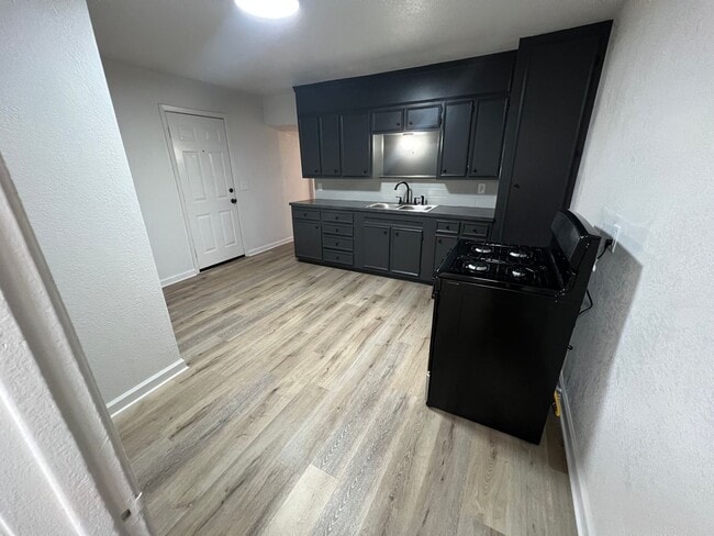 Building Photo - 4-bedroom, 1.5-bathroom rent house located...