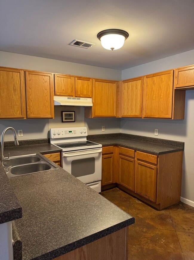 Building Photo - 411 Bruce St