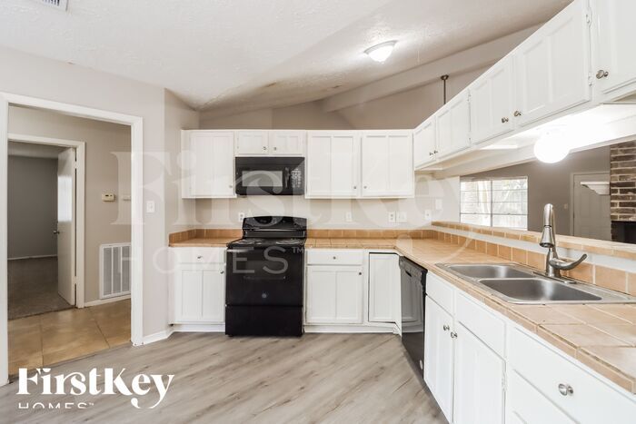 Building Photo - 13323 Oak Ledge Dr