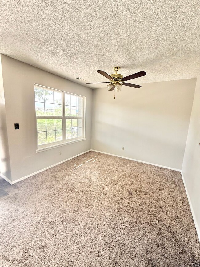 Building Photo - Move in ready 2 bedroom on Tampico