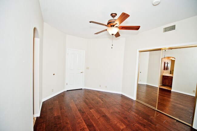 Building Photo - 2322 S Rogers Cir