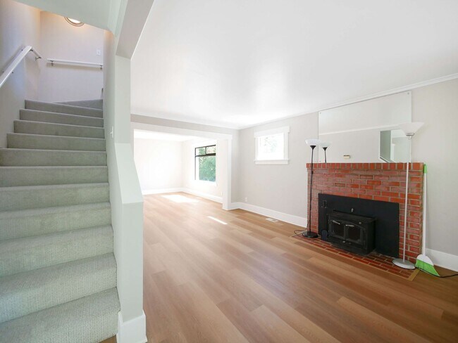 Building Photo - 2 Bed 1.5Bath Single-family House Availabl...