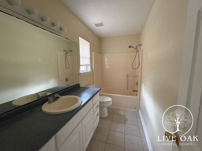 Building Photo - RATE DROP ALERT (was $1900/month) and MOVE-IN SPECIAL: $500.00 OFF 1st MONTH'S RENT!**