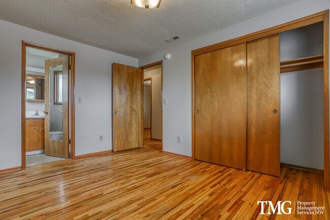 Building Photo - Charming single-family home!