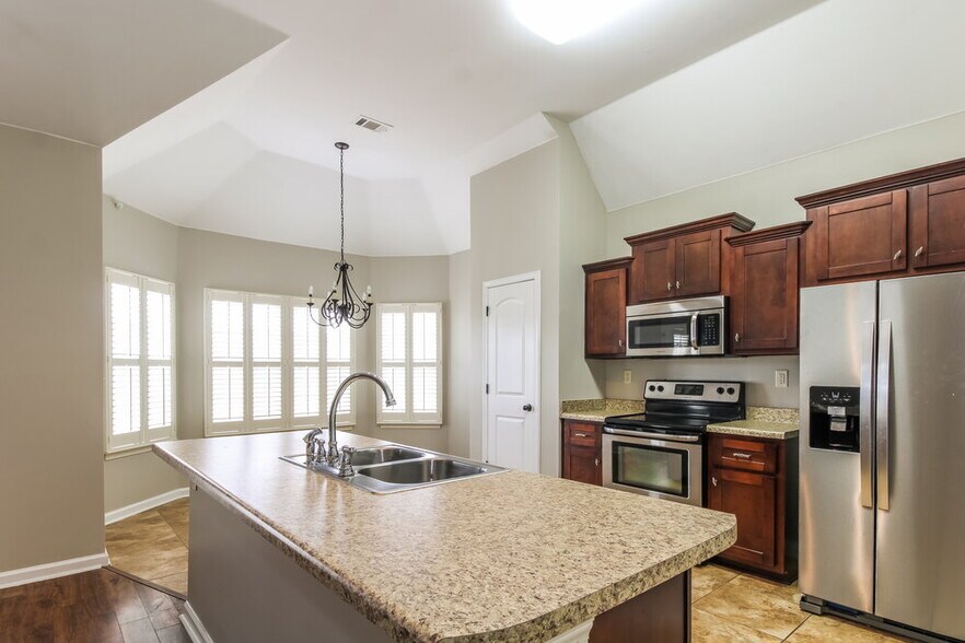 Building Photo - 3080 Greenhouse Dr