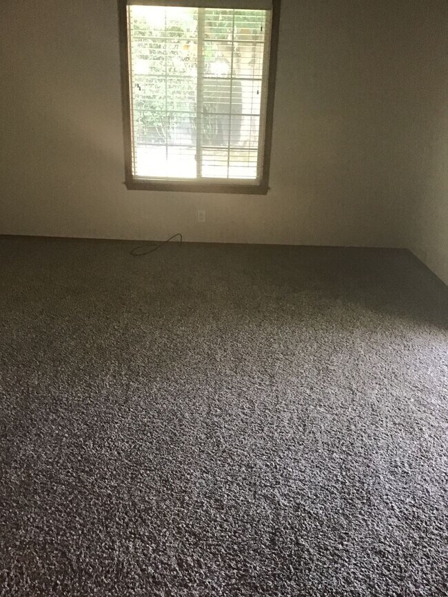 Building Photo - Quiet Peaceful 3 bedroom 2 bath Single Level home located in Central Point