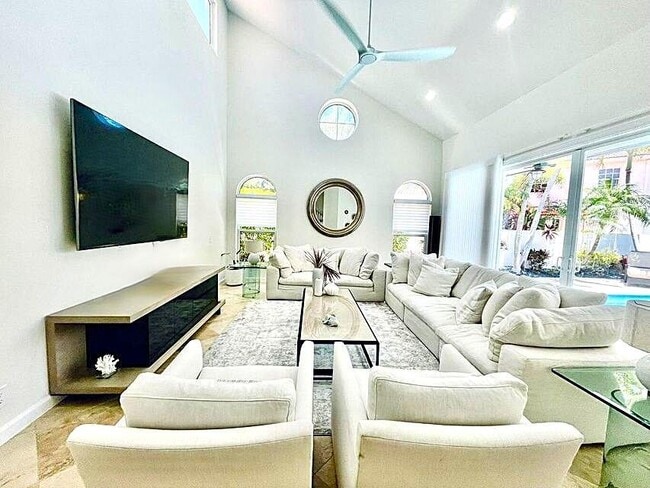 Building Photo - 3567 Commodore Cir