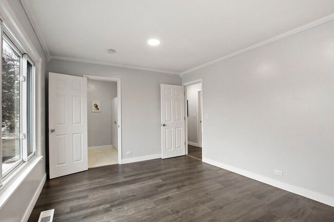 Building Photo - 1561 Quaker Ln