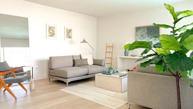 Building Photo - Townhouse Aparts