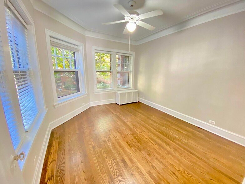 Building Photo - 834 Hinman Ave
