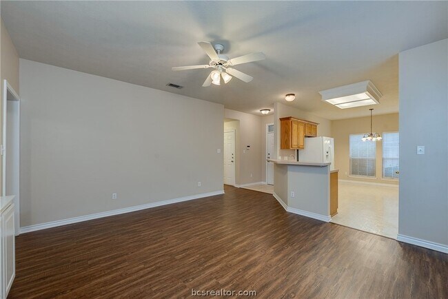 Building Photo - 906 Gardenia St