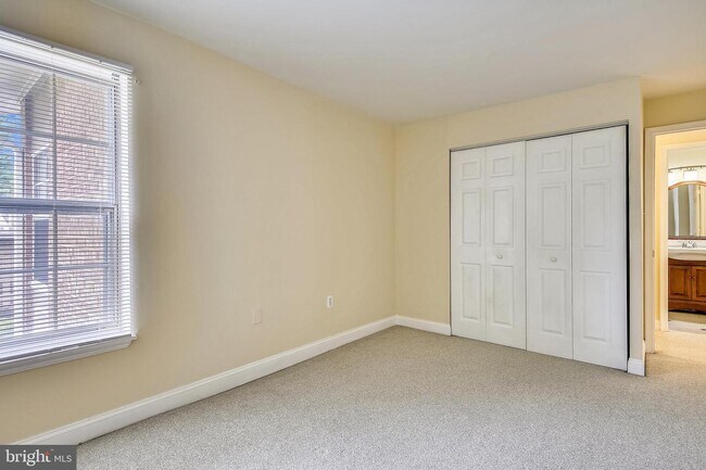 Building Photo - 1952 Kennedy Dr