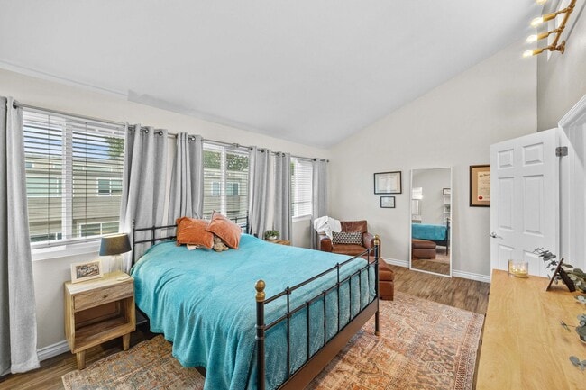 Building Photo - Large townhome in Huntington Beach!