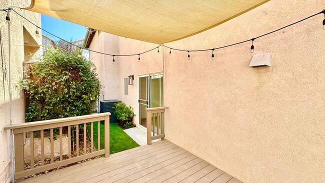 Building Photo - Lovely Two-Story Home in The Heights Overl...