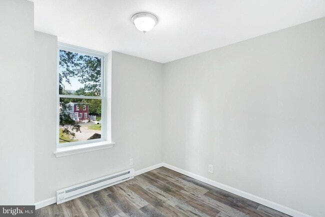 Building Photo - 565 Line St